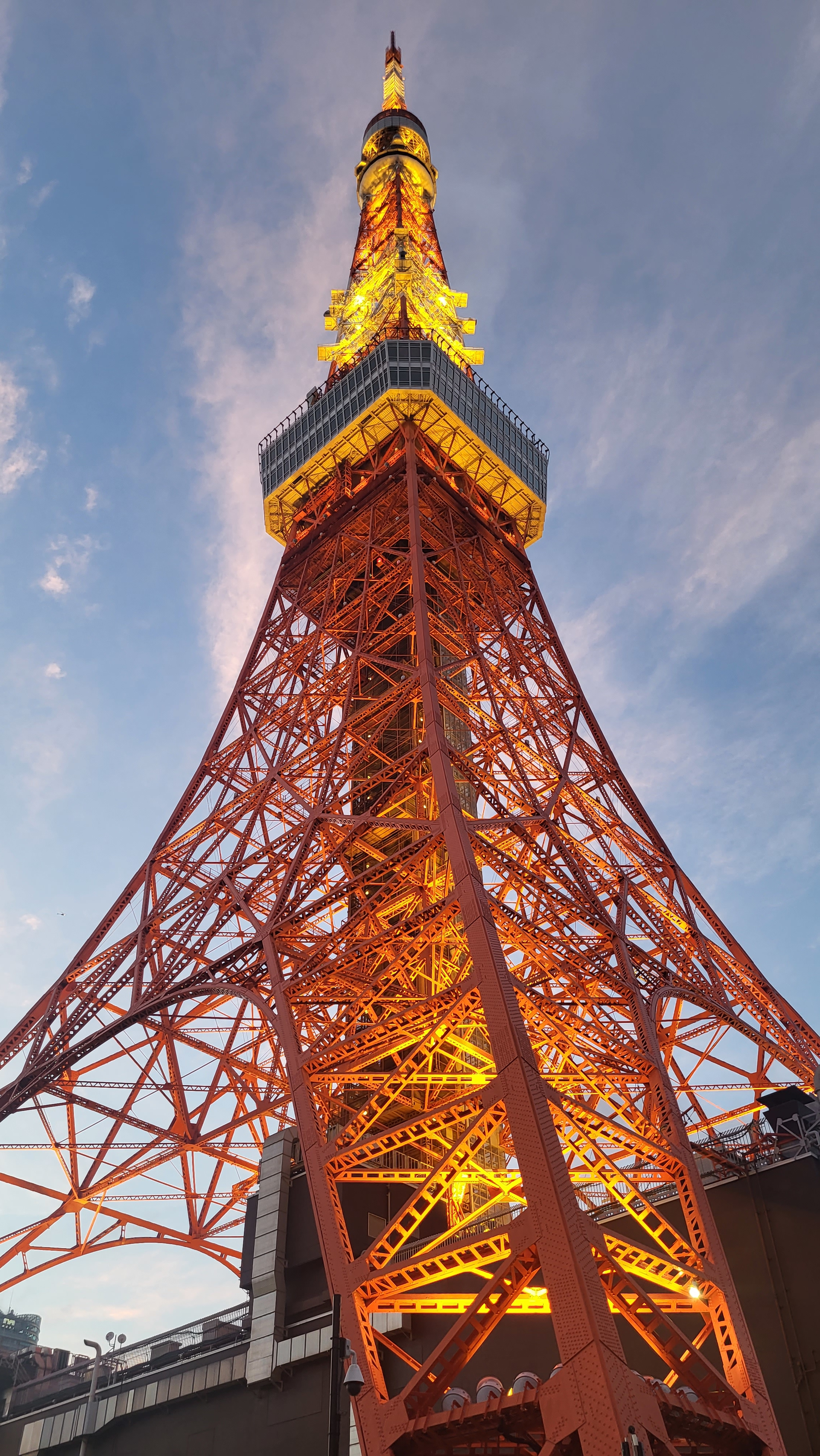 從東京鐵塔底下拍的東京鐵塔